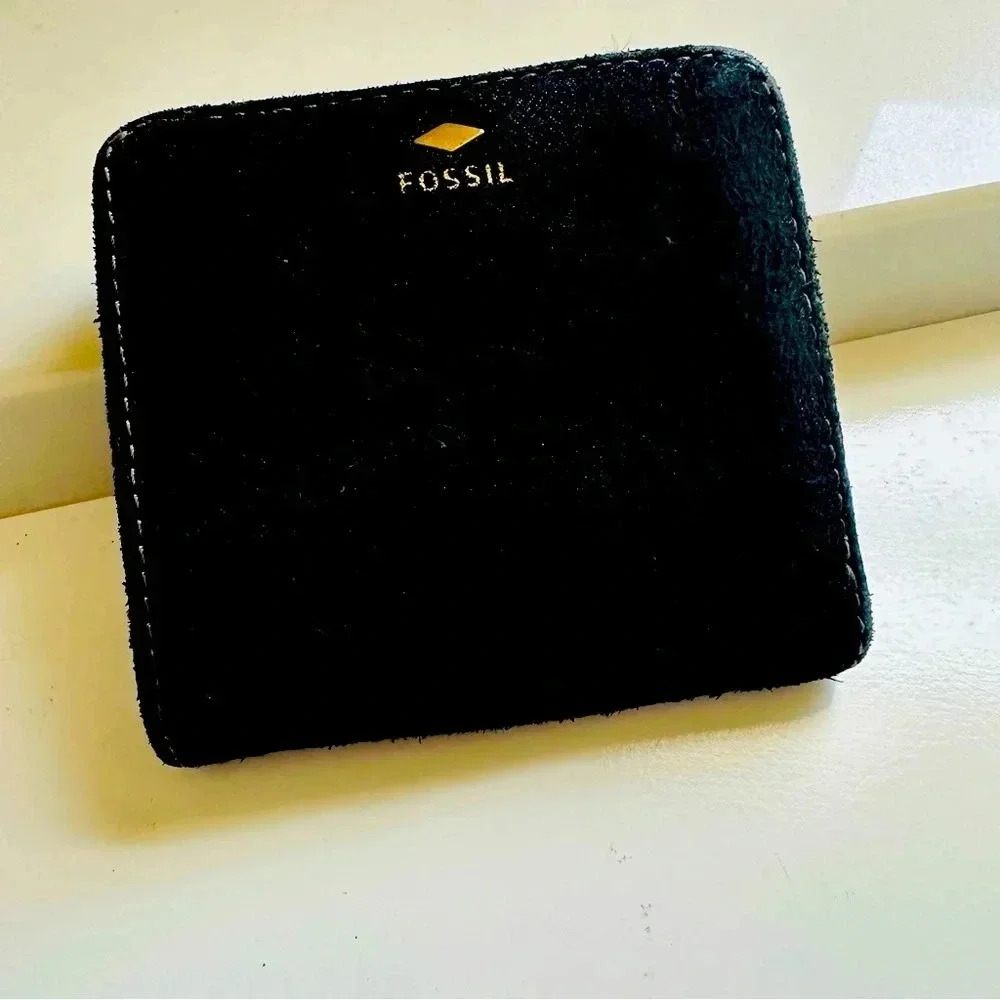 Fossil Small Bi-Fold Wallet - image 1